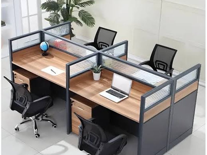 4-seater modular office workstation cluster with partitions